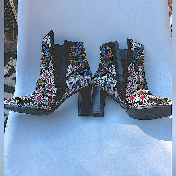 Coconuts By Matisse.Jess,Embroidered Fabric Boots With Round Toe, woman’s Size 7 - Picture 7 of 12
